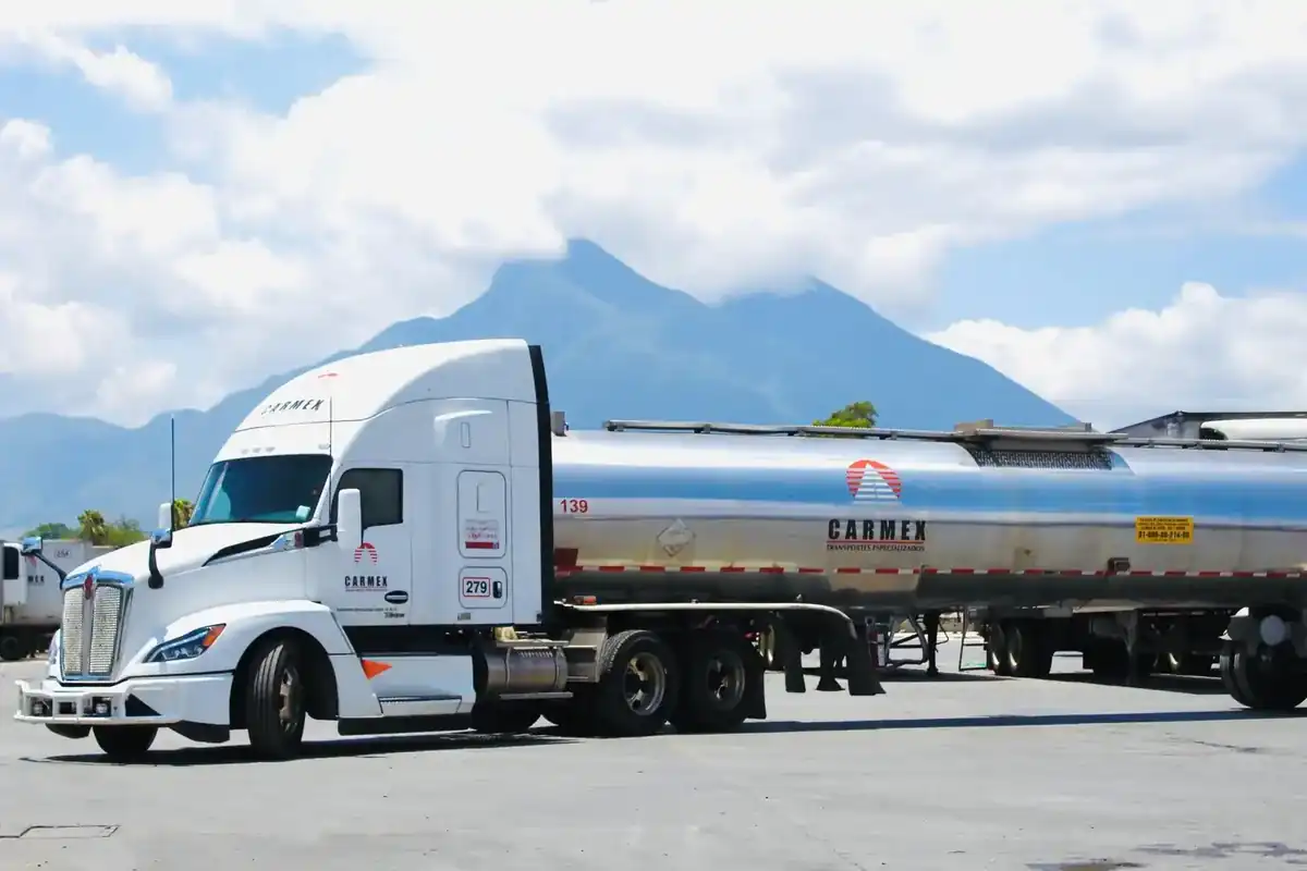 Tractocamión TECARMEX con tanque de acero inoxidable – Cerro de la Silla